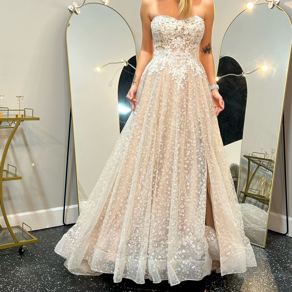 Allure Couture C711 Wedding Dress - Size 8 - Brand New Unaltered